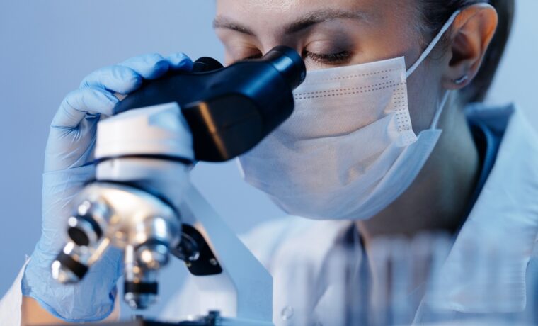 Laboratorio di ricerca con provette e microscopio