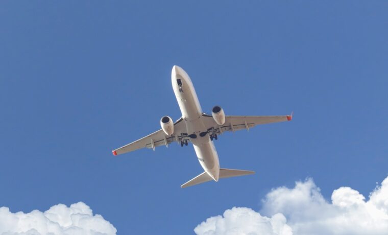 Aereo in volo con cielo azzurro