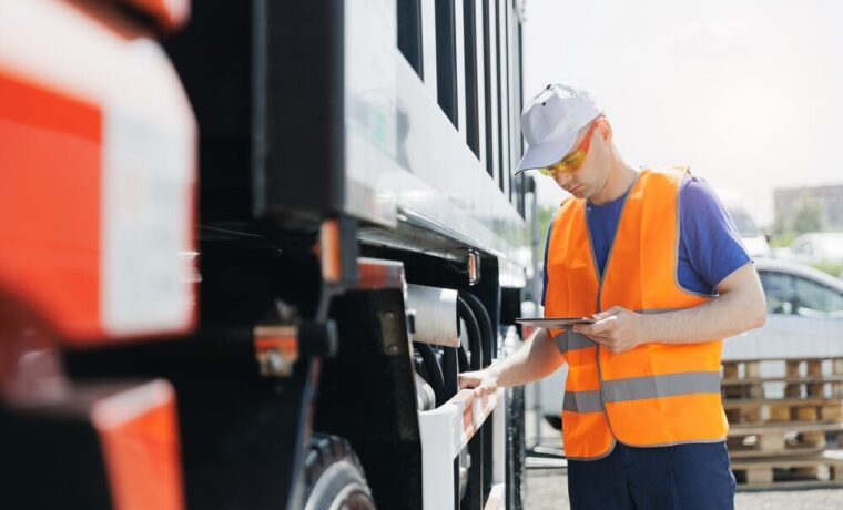 Camion su strada con serbatoio di gasolio