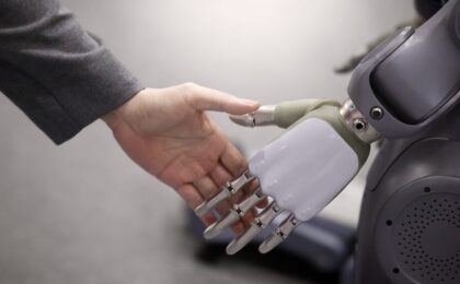Robot interagisce con un essere umano