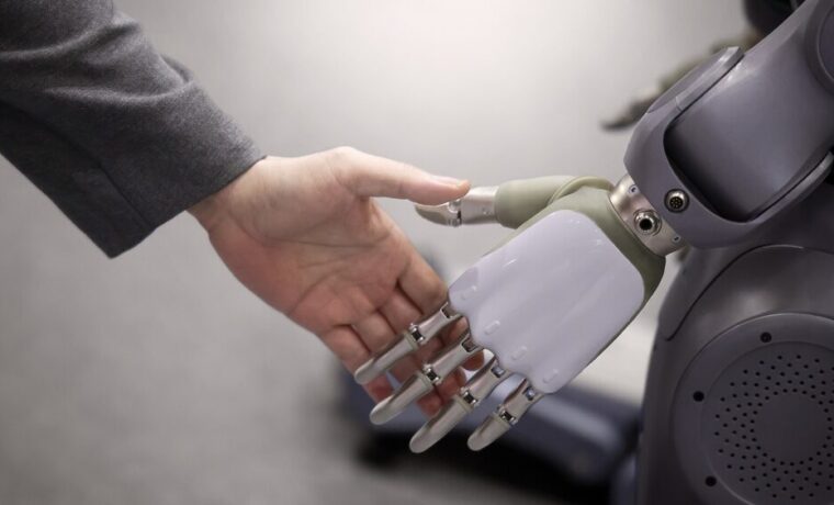 Robot interagisce con un essere umano