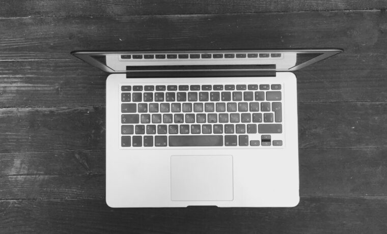 MacBook con display OLED in fase di test