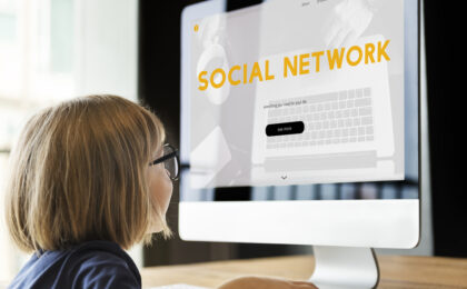Bambini che usano dispositivi digitali