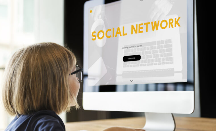 Bambini che usano dispositivi digitali