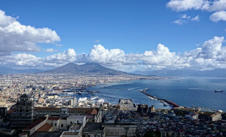 Rissa e spari in piazza Montesanto a Napoli