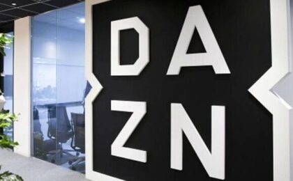 Logo Dazn su sfondo sportivo