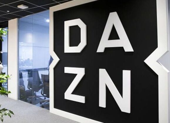 Logo Dazn su sfondo sportivo