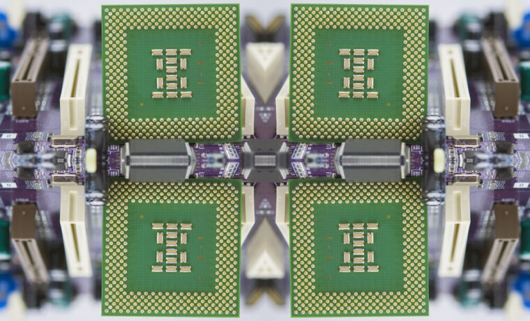 Circuito integrato su sfondo tecnologico