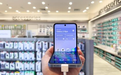Samsung Galaxy Z Fold 8 Ultra aperto su una superficie