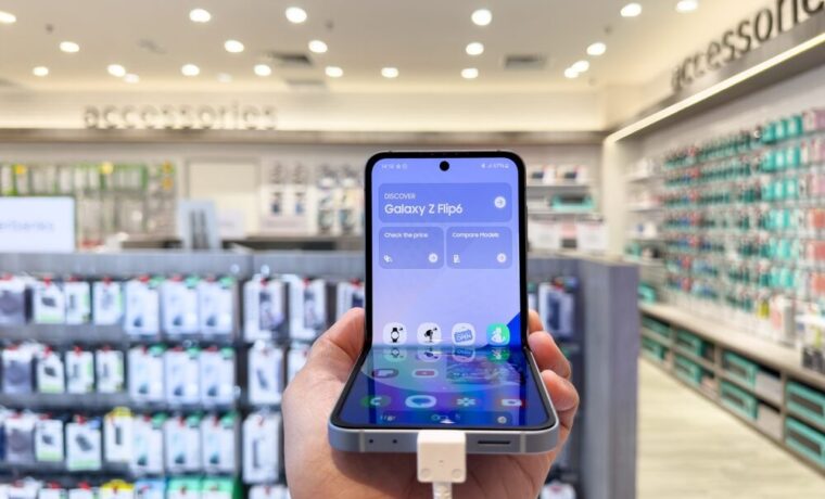 Samsung Galaxy Z Fold 8 Ultra aperto su una superficie