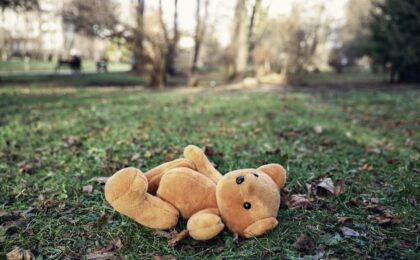 Soccorritori durante le ricerche di un bambino scomparso