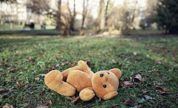 Soccorritori durante le ricerche di un bambino scomparso