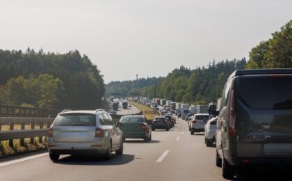 Traffico intenso sulle strade italiane durante l'esodo estivo.