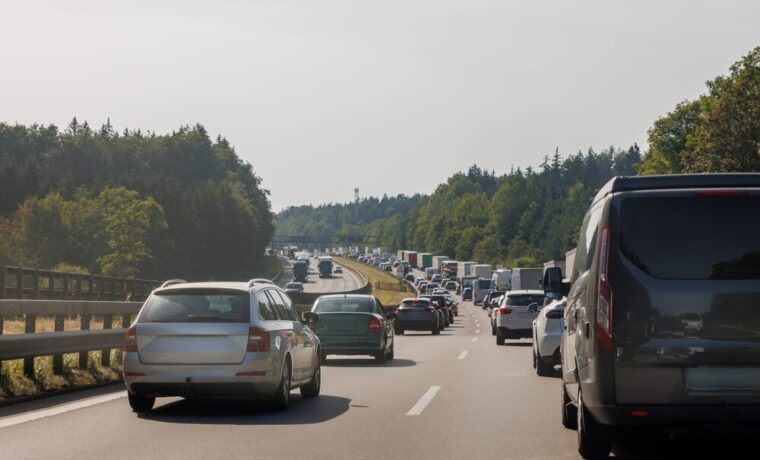 Traffico intenso sulle strade italiane durante l'esodo estivo.