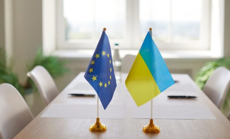 Bandiera dell'Unione Europea con sfondo di tensioni geopolitiche