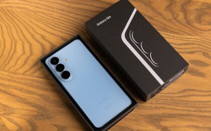 Samsung Galaxy S26 su sfondo bianco