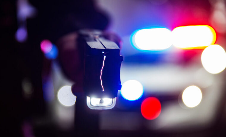 Immagine di un'auto della polizia durante un inseguimento