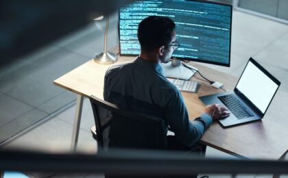 Immagine di un terminale informatico con codice malevolo