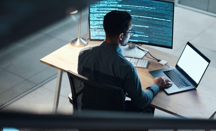Immagine di un terminale informatico con codice malevolo