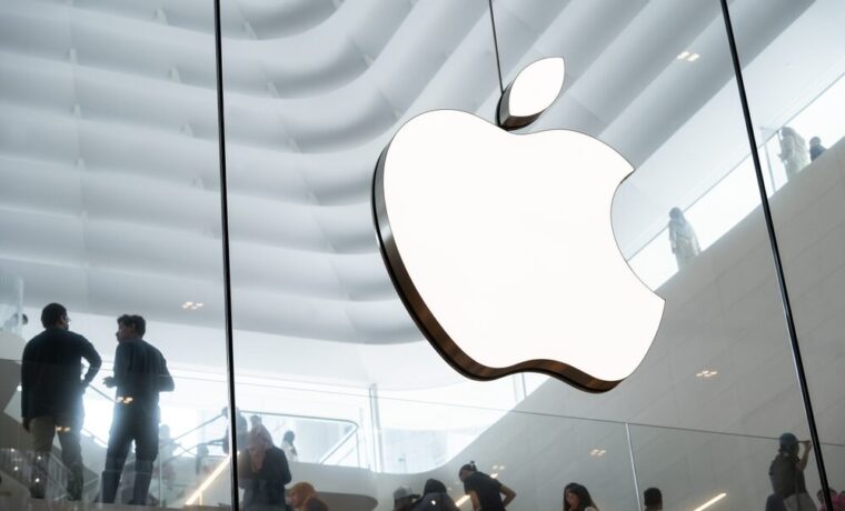 John Ternus e Tim Cook, nuovi ruoli ai vertici di Apple
