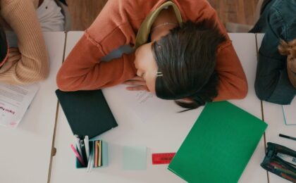 Bambini che tornano a scuola