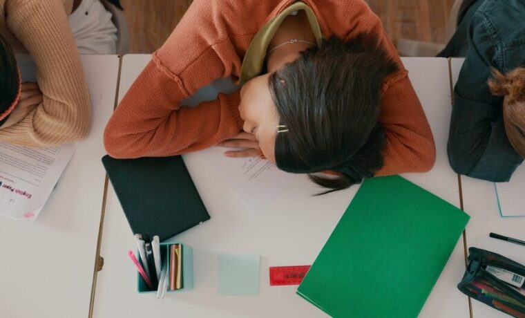 Bambini che tornano a scuola