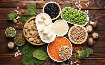 Persona che mangia un pasto sano