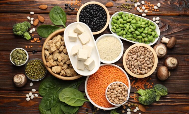 Persona che mangia un pasto sano